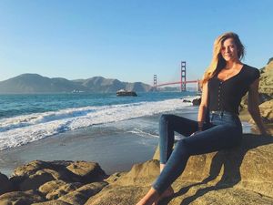 Foto: Liburannya Model Cantik dengan Kaki Terpanjang