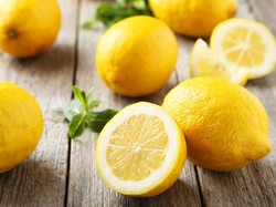 5 Tips Mudah Bersihkan Alat Masak Berminyak Pakai Lemon