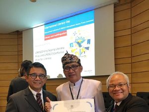 Kamus Bahasa Bali Antar Indonesia Terima Penghargaan Literasi Dunia Kamus Bahasa Bali Antar Indonesia Terima Penghargaan Literasi Dunia