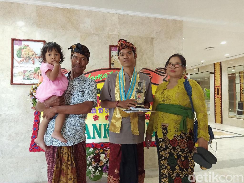 10 Tahun Panggul Motor, Nyoman Kalor Samson Kuliahkan Anak Sampai S2