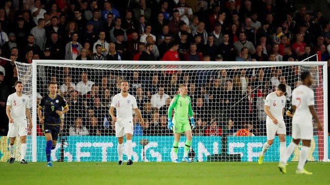 Inggris: Depan Ampuh, Belakang Rapuh