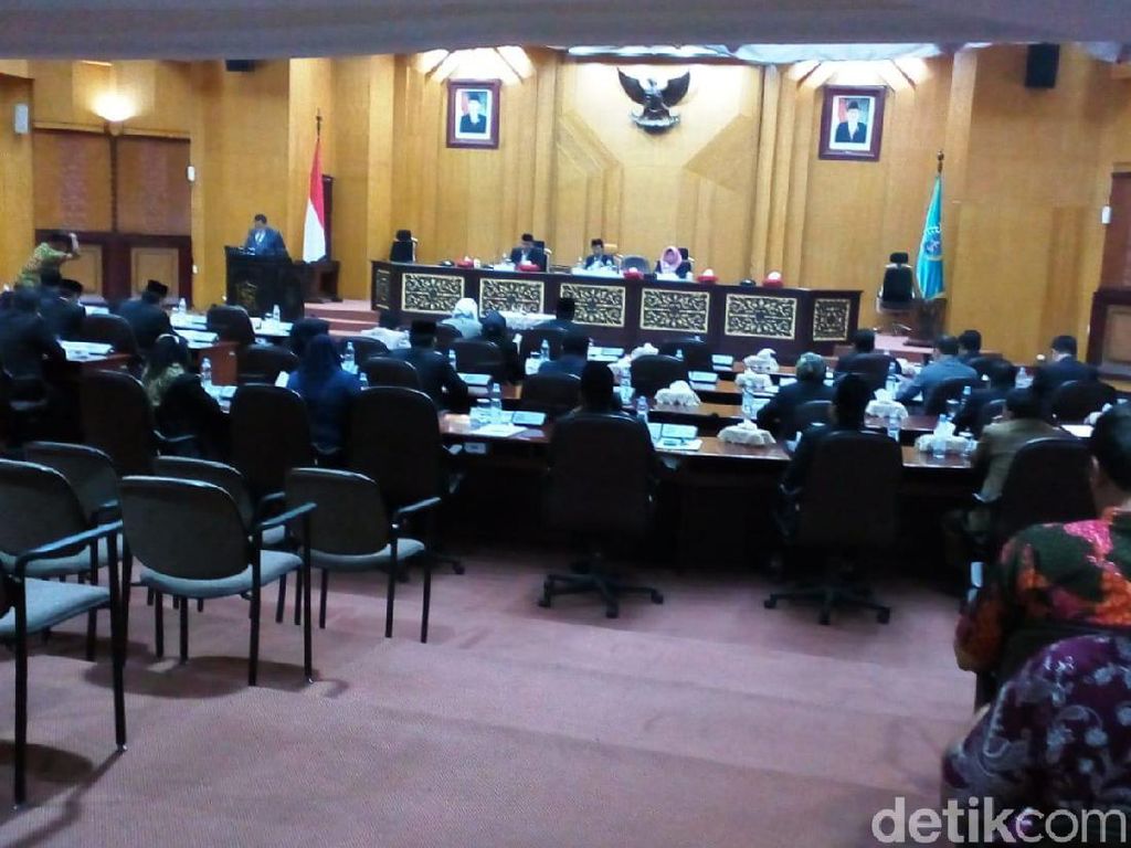 Ketua DPRD Surabaya Definitif dan 3 Wakilnya Ditetapkan Ketua DPRD Surabaya Definitif dan 3 Wakilnya Ditetapkan