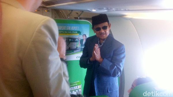 Melihat Kembali Perayaan Ulang Tahun BJ Habibie di Pesawat