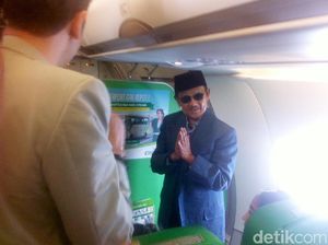 Melihat Kembali Perayaan Ulang Tahun BJ Habibie di Pesawat