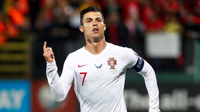 Cristiano Ronaldo mencetak empat gol untuk memenangkan Portugal di Kualifikasi Piala Eropa 2020. Foto: Ints Kalnins / Reuters Cristiano Ronaldo mencetak empat gol untuk memenangkan Portugal di Kualifikasi Piala Eropa 2020. Foto: Ints Kalnins / Reuters