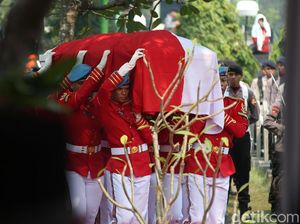 Menteri-menteri Ekonomi Jokowi Hadiri Pemakaman BJ Habibie