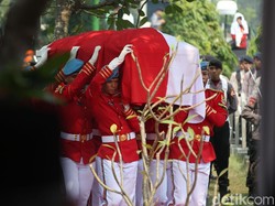 Menteri-menteri Ekonomi Jokowi Hadiri Pemakaman BJ Habibie
