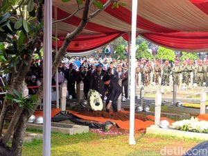 Lirik Mendalam Banda Neira untuk Pemakaman BJ Habibie Lirik Mendalam Banda Neira untuk Pemakaman BJ Habibie