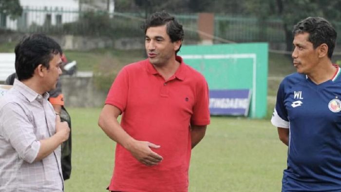 Eduardo Alemeida (tengah) ditunjuk sebagai pelatih baru Semen Padang. (Foto: Jeka Kampai) Eduardo Alemeida (tengah) ditunjuk sebagai pelatih baru Semen Padang. (Foto: Jeka Kampai)