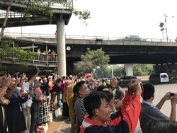 Saat Warga Hormat-Lambaikan Tangan ke Iring-iringan Jenazah Habibie