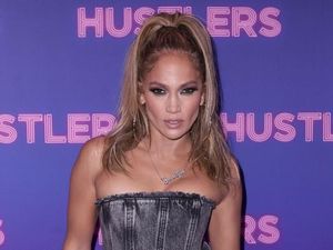 Di Usia 50, Jennifer Lopez Jadi Wajah Baru Coach