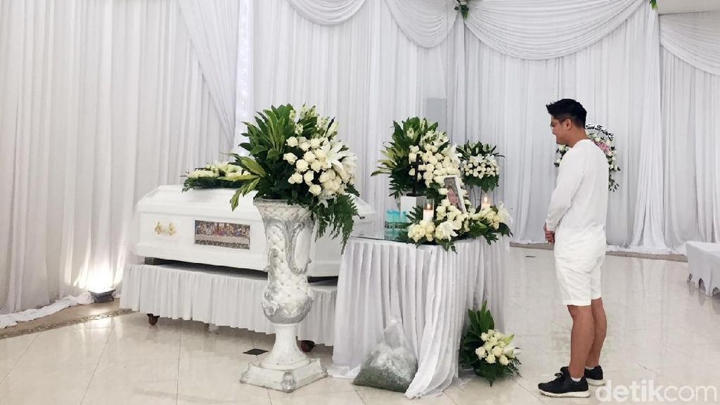 Boy William Serba Putih di Rumah Duka Raymond Hartanto Boy William Serba Putih di Rumah Duka Raymond Hartanto