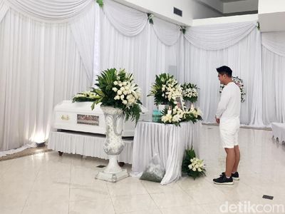 Boy William Serba Putih di Rumah Duka Raymond Hartanto