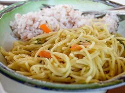 Lebih Sehat Mana, Makan Mie atau Nasi?