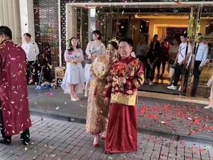 Viral Pernikahan Beda Usia 34 Tahun, Pengantin Wanita Dituduh Incar Harta Viral Pernikahan Beda Usia 34 Tahun, Pengantin Wanita Dituduh Incar Harta