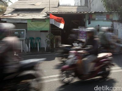 Bendera Merah Putih Setengah Tiang Berkibar Hormati Habibie