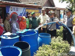 Polisi Dropping Air Bersih ke Desa Terdampak Kekeringan di Gresik