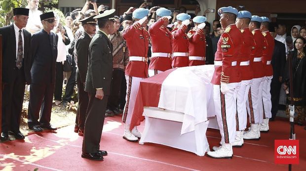 Prosesi penyerahan jenazah Presiden RI ketiga BJ Habibie kepada Negara dengan upacara militer di rumah duka. CNN Indonesia/Andry Novelino