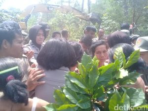 Tolak Eksekusi Lahan, Emak-emak di Toba Samosir Demo Buka Baju