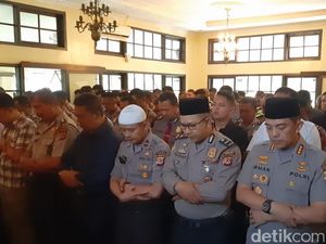 Polisi di Bandung Gelar Salat Gaib untuk BJ Habibie