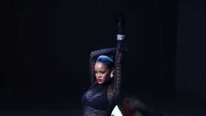 Rihanna Gelar Fashion Show Lingerie, Gaya Tamunya Nggak Kalah Seksi