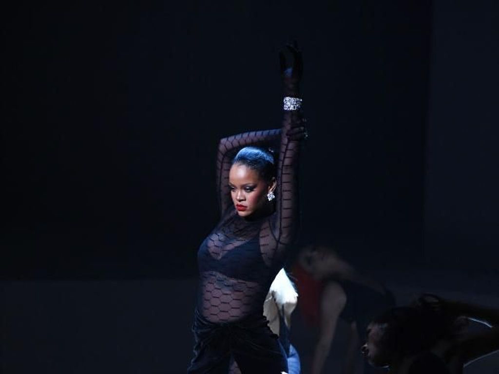 Mengintip Kemeriahan Fashion Show Lingerie Rihanna yang Tertutup