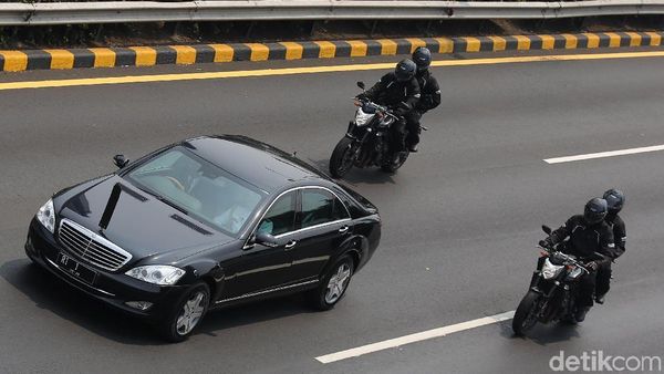 Rombongan Mobil Presiden dan Wapres Menuju TMP Kalibata