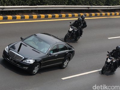 Rombongan Mobil Presiden dan Wapres Menuju TMP Kalibata