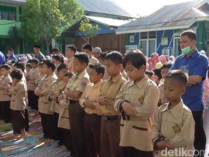 Siswa-siswa dan Guru di Gorontalo Salat Gaib untuk BJ Habibie Siswa-siswa dan Guru di Gorontalo Salat Gaib untuk BJ Habibie