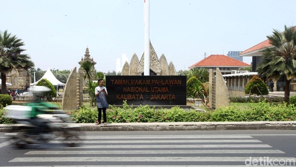 Kawasan TMP Kalibata mulai ramai didatangi oleh warga. Mereka datang untuk melihat dan mengiringi prosesi pemakaman Presiden ke-3 RI BJ Habibie.