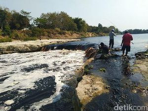 Bengawan Solo Hitam dan Bau Busuk, Ganjar: Ada Pipa Siluman! Bengawan Solo Hitam dan Bau Busuk, Ganjar: Ada Pipa Siluman!