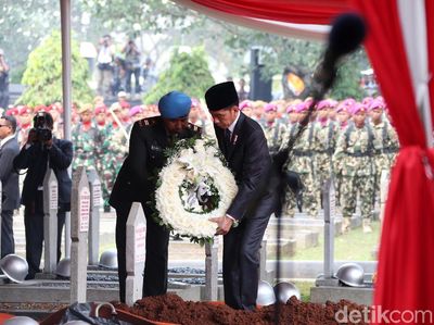 Momen Jokowi Pimpin Prosesi Pemakaman BJ Habibie
