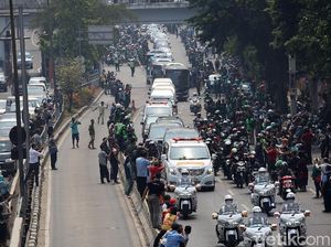 Antusias Warga Saksikan Iring-Iringan Mobil Jenazah Habibie
