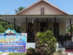 Keluarga hingga Warga Sambangi Rumah Kakek BJ Habibie di Gorontalo