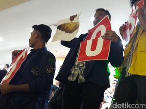 Fit and Proper Test Irjen Firli Diwarnai Aksi Mahasiswa Bawa Poster SOS