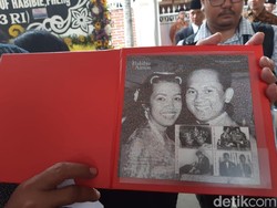 Prangko Kertas dan Emas Kisah Cinta Habibie-Ainun Dijual Massal PT Pos