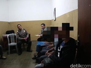 Satpol PP Temukan Video Porno Saat Razia Pelajar Bolos di Ponorogo Satpol PP Temukan Video Porno Saat Razia Pelajar Bolos di Ponorogo