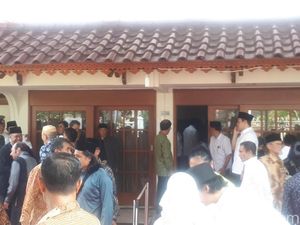 Pelayat Berdoa dan Lantunkan Surat Yasin di Rumah Duka BJ Habibie