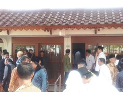 Pelayat Berdoa dan Lantunkan Surat Yasin di Rumah Duka BJ Habibie