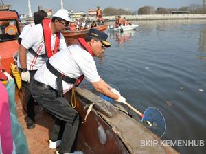 Cara Menhub Kurangi Pencemaran Laut dari Sampah Plastik