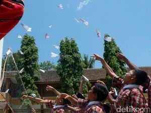 Siswa di Banjarnegara Terbangkan Ratusan Pesawat Kertas untuk BJ Habibie