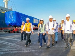 Rini Pantau Ekspor Gerbong Kereta Lewat Tanjung Perak