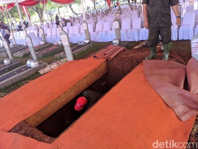 Persiapan Pemakaman BJ Habibie di Sebelah Pusara Ainun
