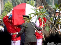 Sespri BJ Habibie Tak Lihat Keluarga Cendana Melayat