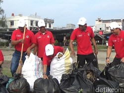Aksi Bersih Pantai Petugas Pelabuhan Lhokseumawe