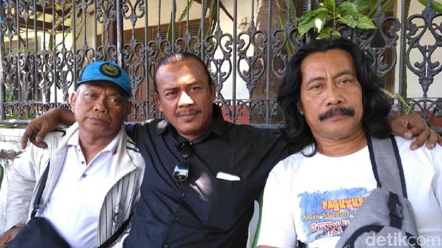 Kerabat dan artis Imam Sadewo di rumah duka/