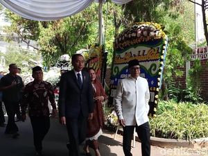 Jokowi dan Iriana Tiba di Rumah Duka BJ Habibie