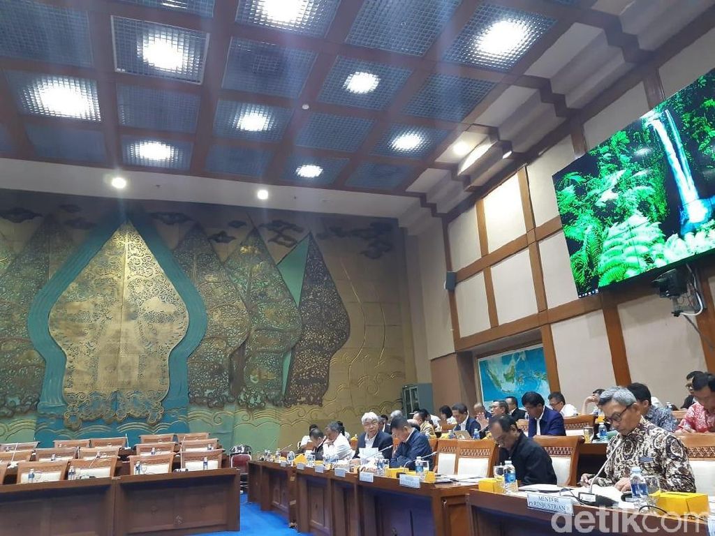 Malam-malam, Jonan Bahas Revisi UU Minerba Bareng DPR Malam-malam, Jonan Bahas Revisi UU Minerba Bareng DPR