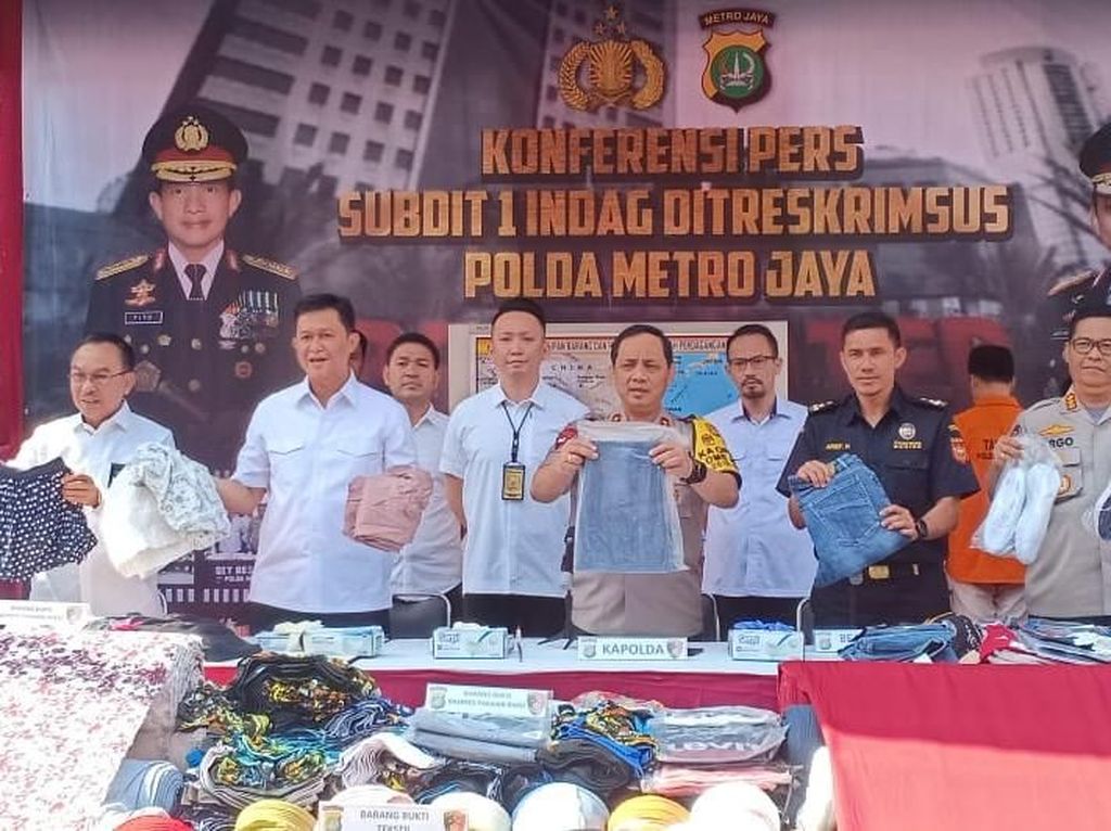 Polisi Tangkap Penyelundup Pakaian Bekas Asal China Senilai Rp 10 M Polisi Tangkap Penyelundup Pakaian Bekas Asal China Senilai Rp 10 M
