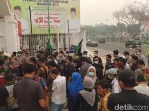 Riau Dikepung Kabut Asap, Gubernur Diminta Pulang dari Thailand